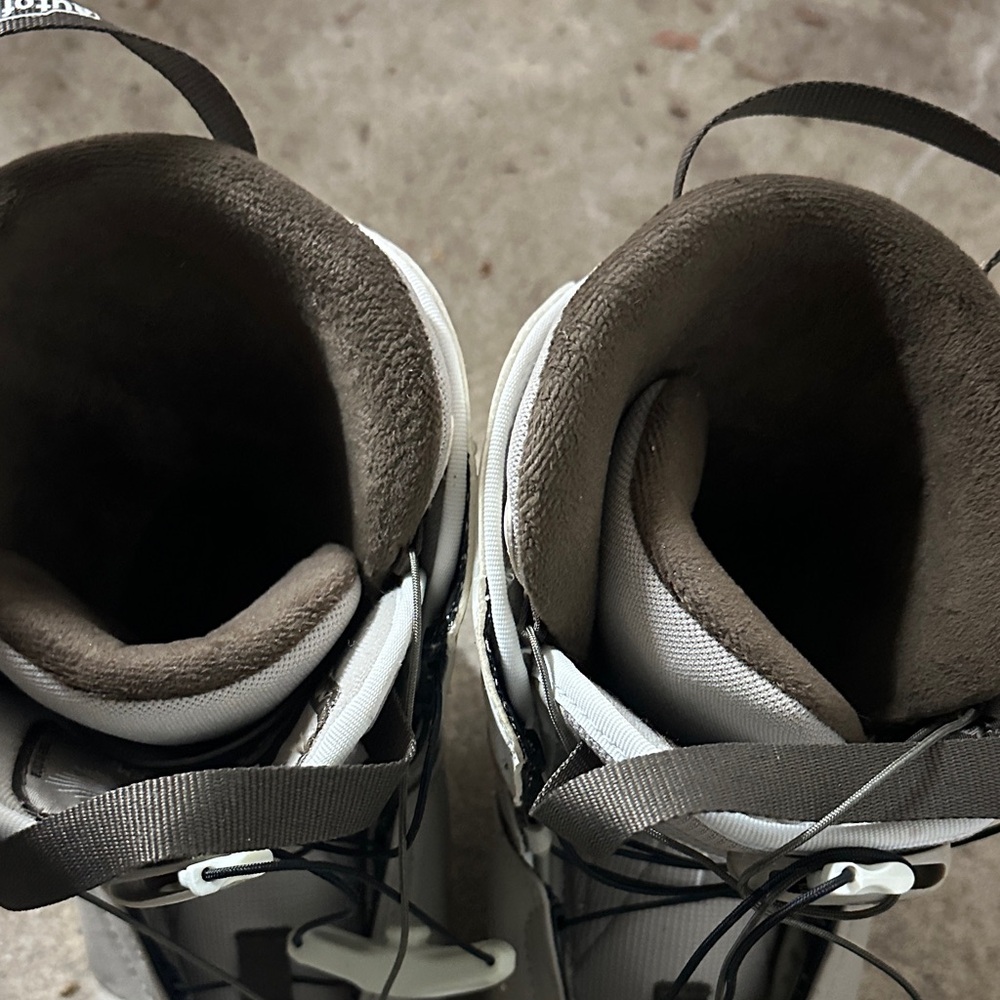 Salomon Women's Snowboard Boots in Light Gray White Black Laces LN snow board - Picture 4 of 7